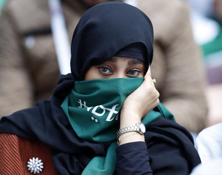 Lo sguardo di una supporter dell&#39;Arabia Saudita 
